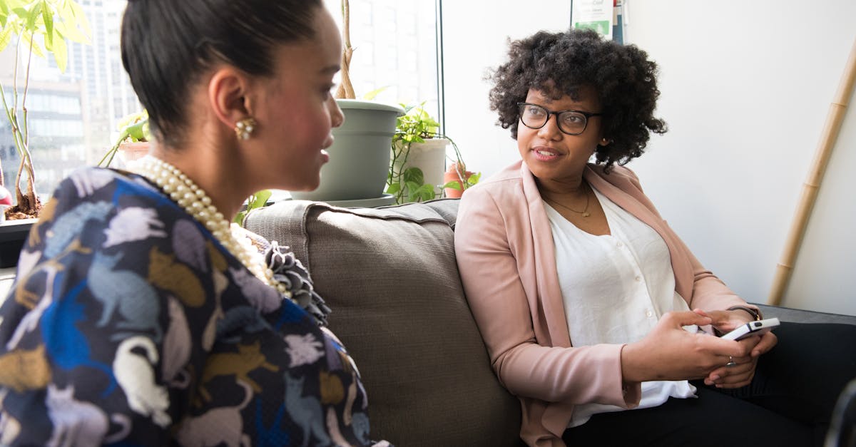 le reverse mentoring, une approche innovante où les jeunes professionnels partagent leurs compétences numériques et perspectives avec des leaders expérimentés, favorise l'apprentissage mutuel et renforce l'agilité des organisations.